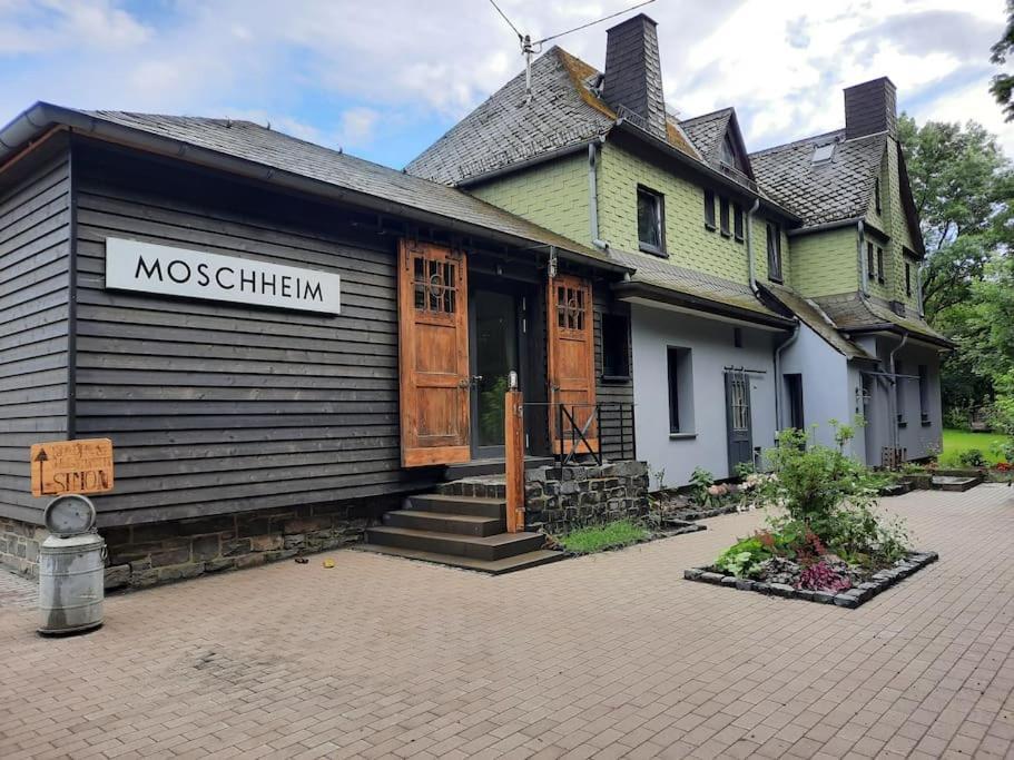 Lokschuppen im alten Bahnhof Industrial Style Moschheim Exterior foto